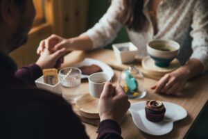 カップル、カフェ、ハート型のお皿とチョコレートケーキ